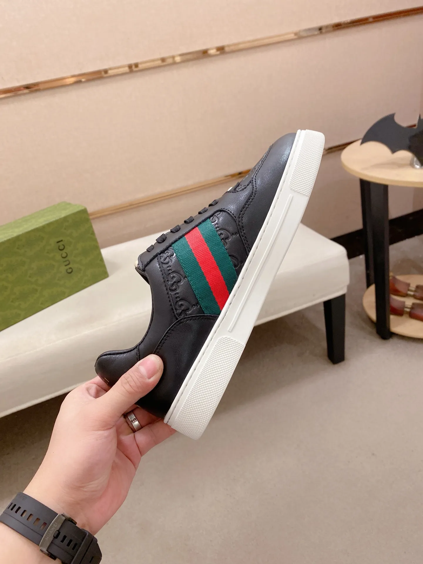 Factory price: 420💰 (GUCCI) The latest model from the official website 🎁🎁Casual and fashionable men's shoes👟, hot style 💥The version is simple and elegant, exclusive for trendy men. Unique official website latest brand elements 👑Gucci original decoration, fashionable and generous, the fabric is original cowhide ✅sheepskin lining, the official website specifies wear-resistant casual outsole, the classic model is taken in kind at the counter🎬38-44 (45 is not returned or exchanged)